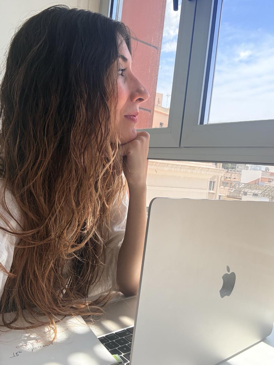 Verónica Arróniz Garre reflexionando junto a su portátil