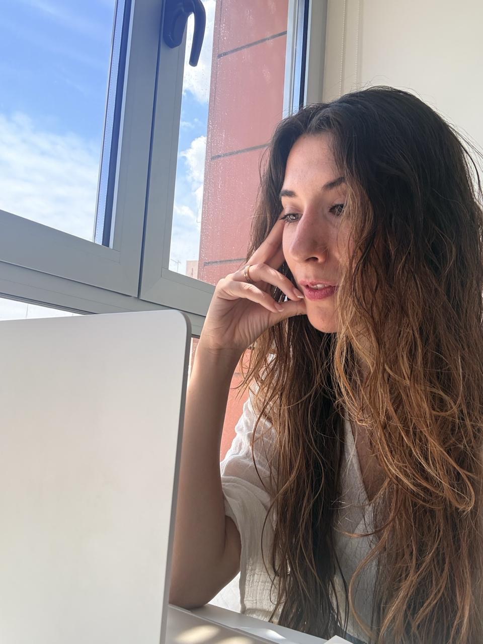 Verónica Arróniz Garre reflexionando junto a su portátil